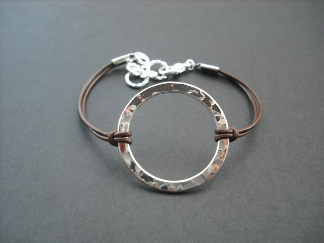 Unregelmäßig Gehämmert Hohlen Zentrum Runde Hoop Armband - Sterling Silber Vergoldet von Lana0Crystal