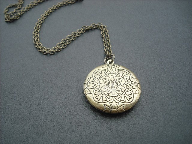 Verkauf - Schmetterling Blumen Muster Victorian Medaillon Antik Messing von Lana0Crystal