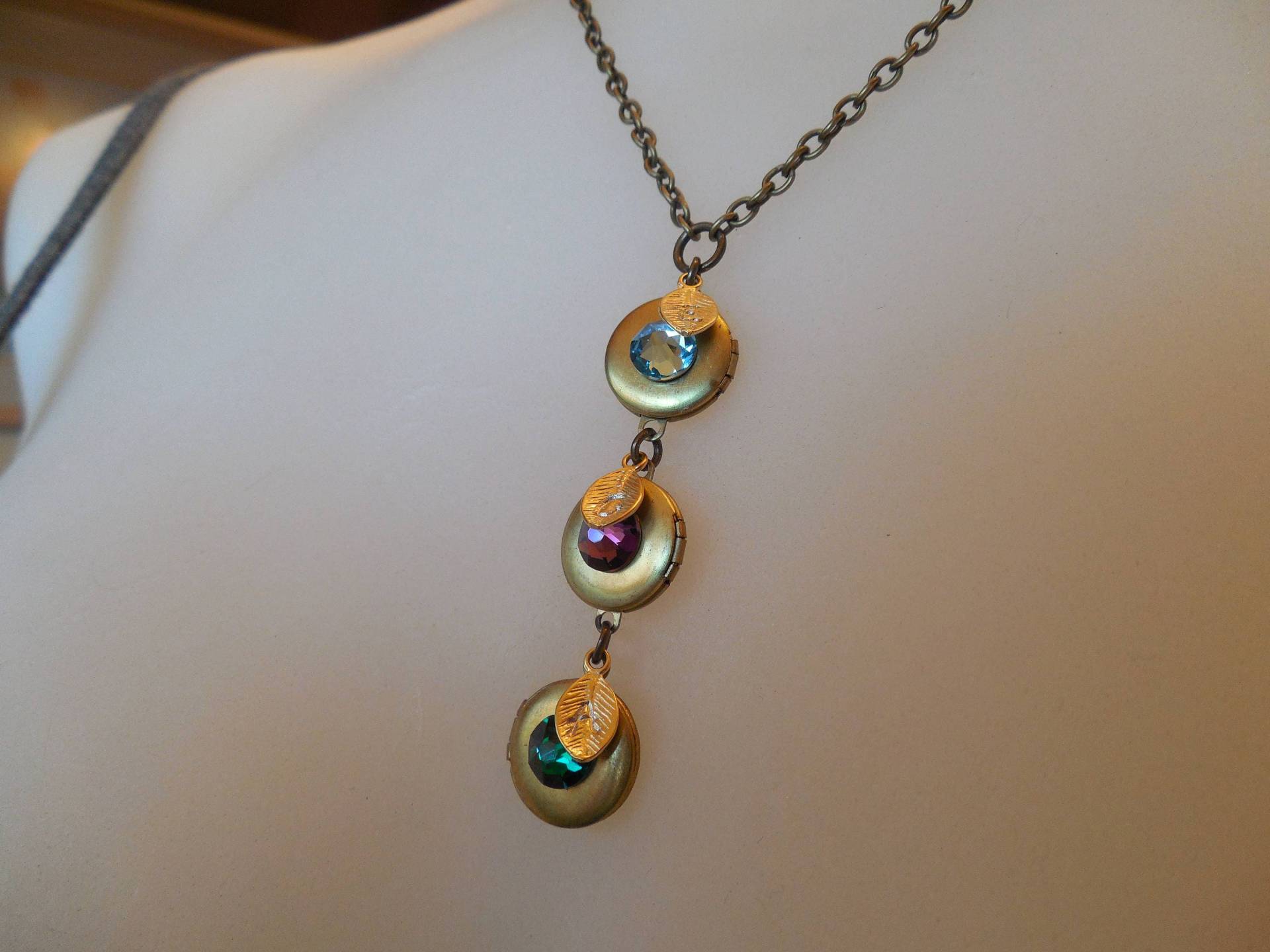 Vintage Stil Mini-Messing-Medaillon Halskette, Halskette Mutter, Familie Birthstone Und Initial Muttertagsgeschenk, Geburtstagsgeschenk von Lana0Crystal