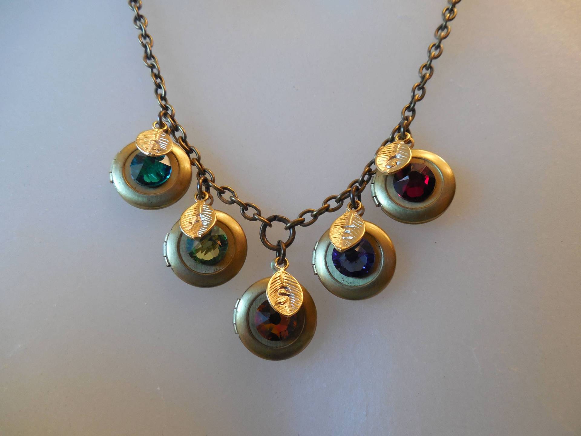 Vintage-stil Mini Messing Medaillon Halskette, Familie Großmutter Birthstone Initial Muttertagsgeschenk, Geburtstagsgeschenk von Lana0Crystal