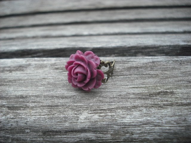 Weinrote Rose Blume Ring - Antik Messing von Lana0Crystal