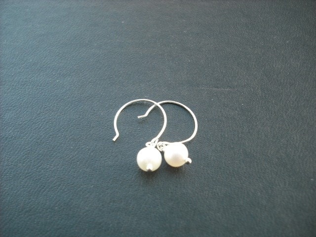 Wenig Hoop Ohrringe - Süßwasserperlen Und Sterling Silber von Lana0Crystal