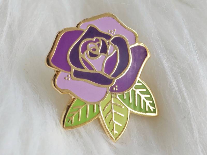 Anstecknadel - Lila Rose Emaille Pin Anstecker Anstecknadel - Lila Rose Emaille Pin Anstecker von LanaBetty