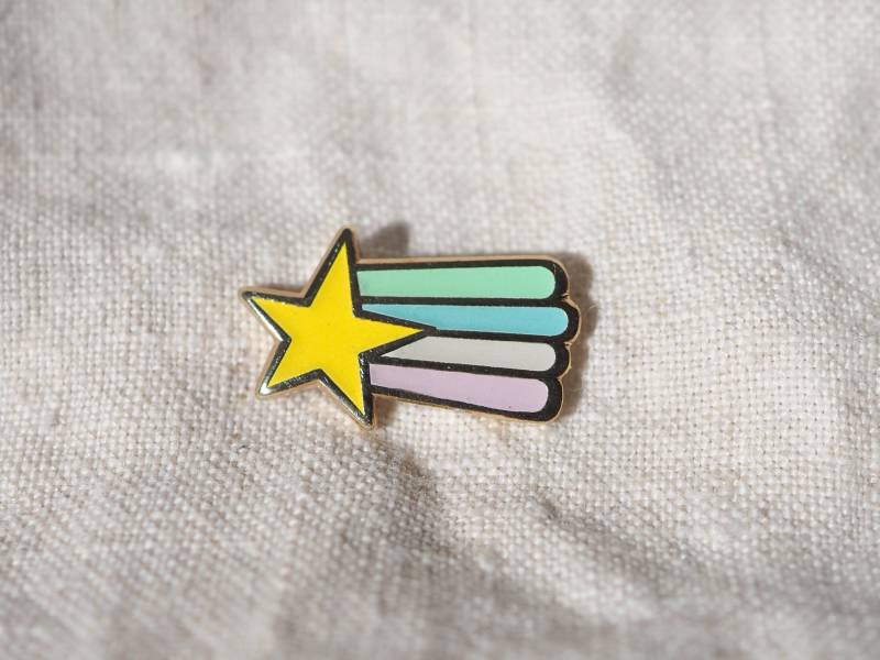 Anstecknadel - Regenbogen Sternschnuppe Glow in The Dark Emaille Pin Anstecknadel - Regenbogen Sternschnuppe Glow in The Dark Emaille Pin von LanaBetty