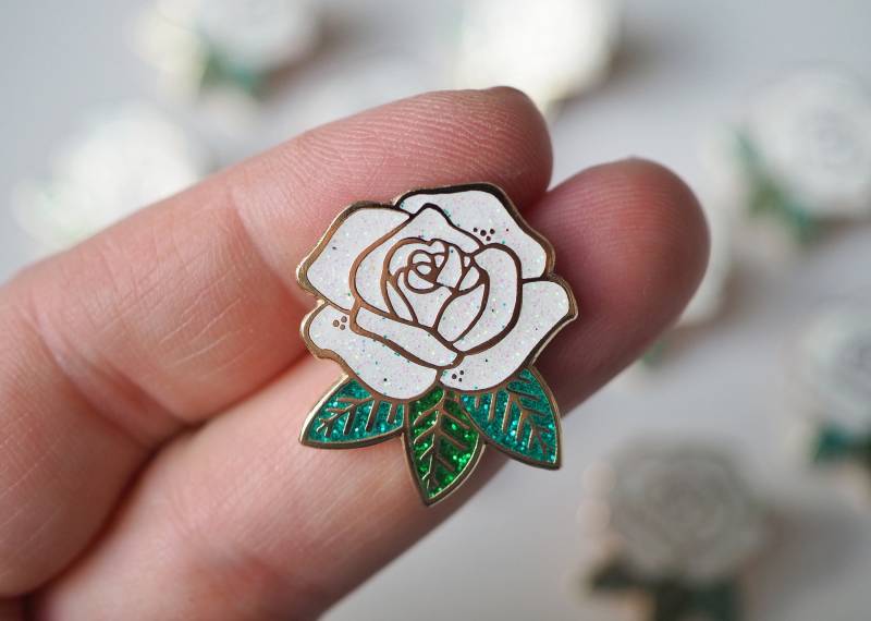Anstecknadel - White Sparkle Rose Anstecknadel - White Sparkle Rose von LanaBetty
