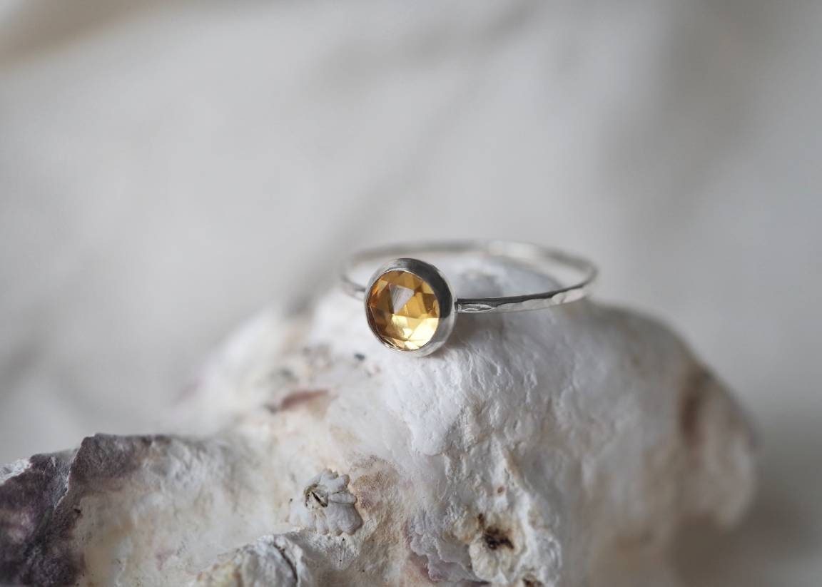 Facettierte Citrin Stapelringe/Gehämmert Gold Filled Oder Sterling Silber Aus Dem Atelier Facettierte Citrin Stapelringe/Gehämmert Gold Filled Oder Sterling Silber Aus Dem Atelier von LanaBetty