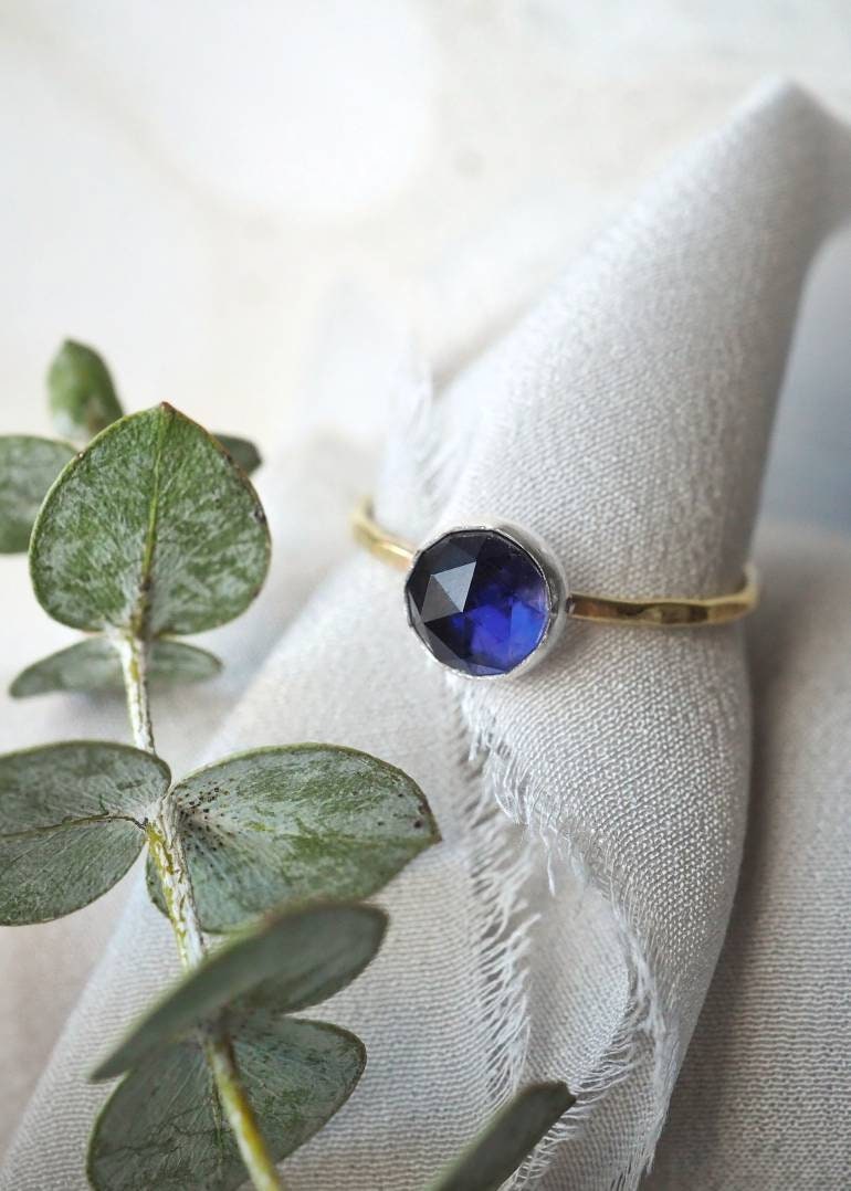 Facettierte Iolith Stapeln Ring/Gehämmert Gold Gefüllt Oder Sterling Silber Aus Dem Studio Facettierte Iolith Stapeln Ring/Gehämmert Gold Gefüllt Oder Sterling Silber Aus Dem Studio von LanaBetty