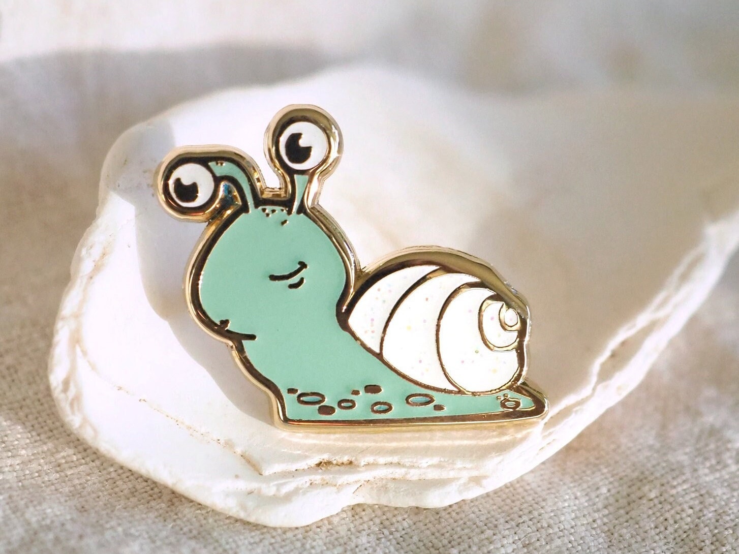 Schnecken Pin - Glow in The Dark Süße Schnecke Emaille Anstecknadel Schnecken Pin - Glow in The Dark Süße Schnecke Emaille Anstecknadel von LanaBetty