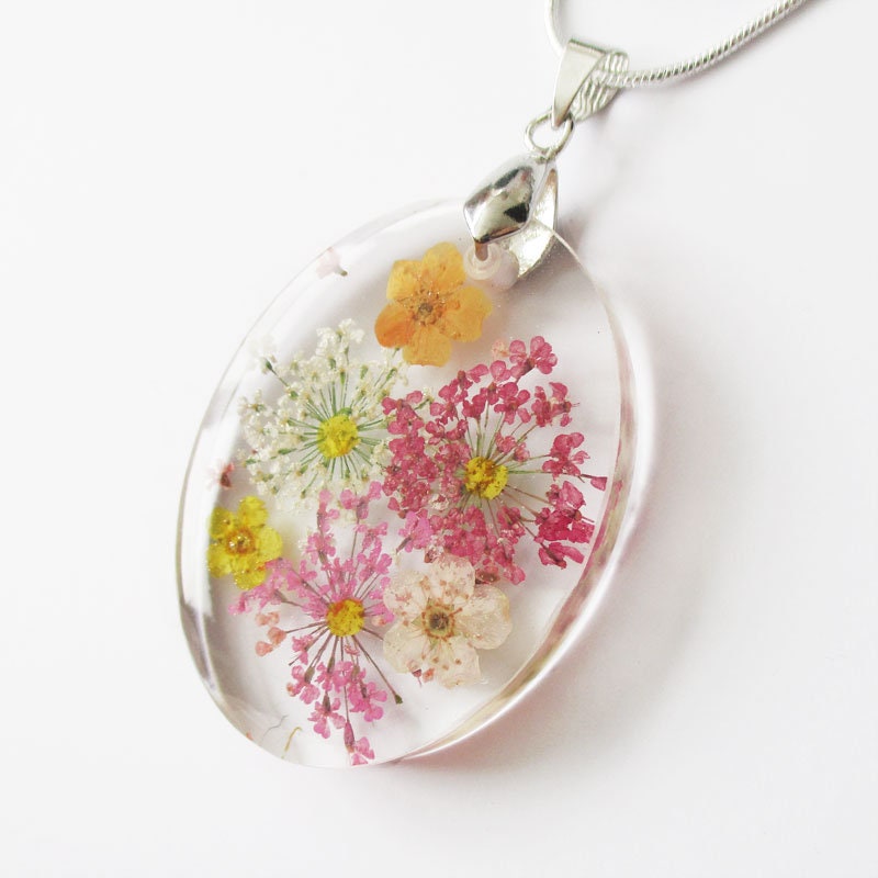 Julia-Anhänger Aus Harz Und Frühlingsblumen Naturschmuck Damenhalskette Farbigen Trockenblumen von LanaFlore