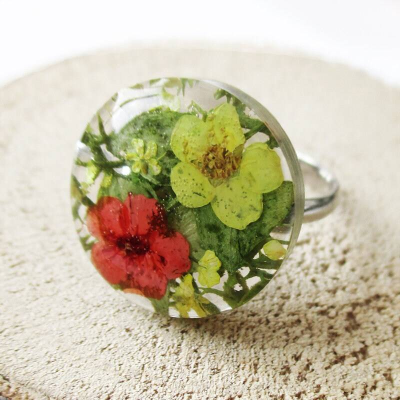 Octavia, Runder Grün-Roter Pflanzenring Aus Blumen Und Harz. Naturschmuck Für Frauen Natürlichen Getrockneten Octavia, Runder Grün-Roter Pflanzenring Aus Blumen Und Harz. Naturschmuck Für Frauen Natürlichen Getrockneten von LanaFlore