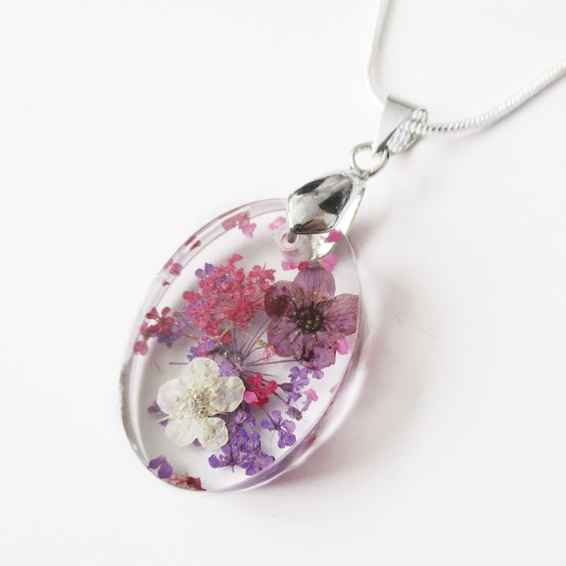 Ovaler Lila Anhänger Aus Geblümtem Harz Naturschmuck Damenhalskette Farbigen Trockenblumen von LanaFlore