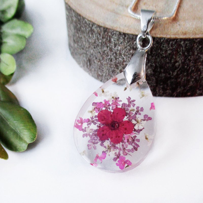 Valentinsblumen-Anhänger in Tropfenform Aus Harz Und Gepressten Blumen. Naturschmuck. Damenhalskette Farbigen Trockenblumen von LanaFlore