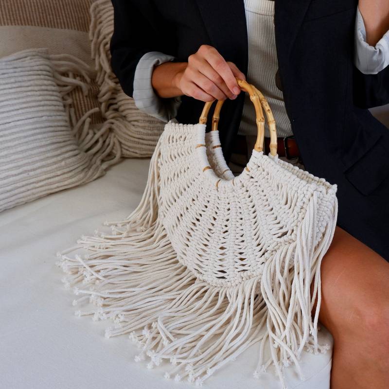 Handgemachte Makramee Tasche Boho Fransen, Bambusgriffe von LanaIskraAccessories