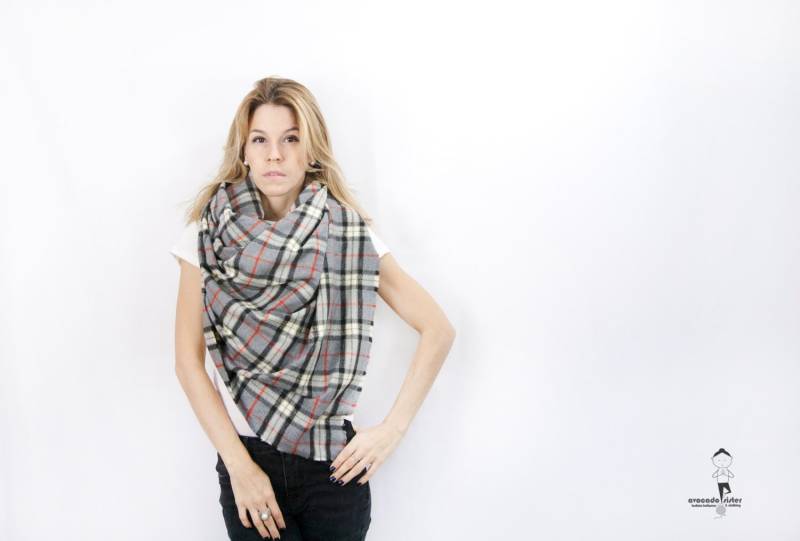 Grau Karierter Tuch Schal - Zara Style Wrap Baumwolle Karierte Flanell Wrap Oversized Fransen Kariert Tartan Kariertes Schwarz Weiß von LanaLunaOM