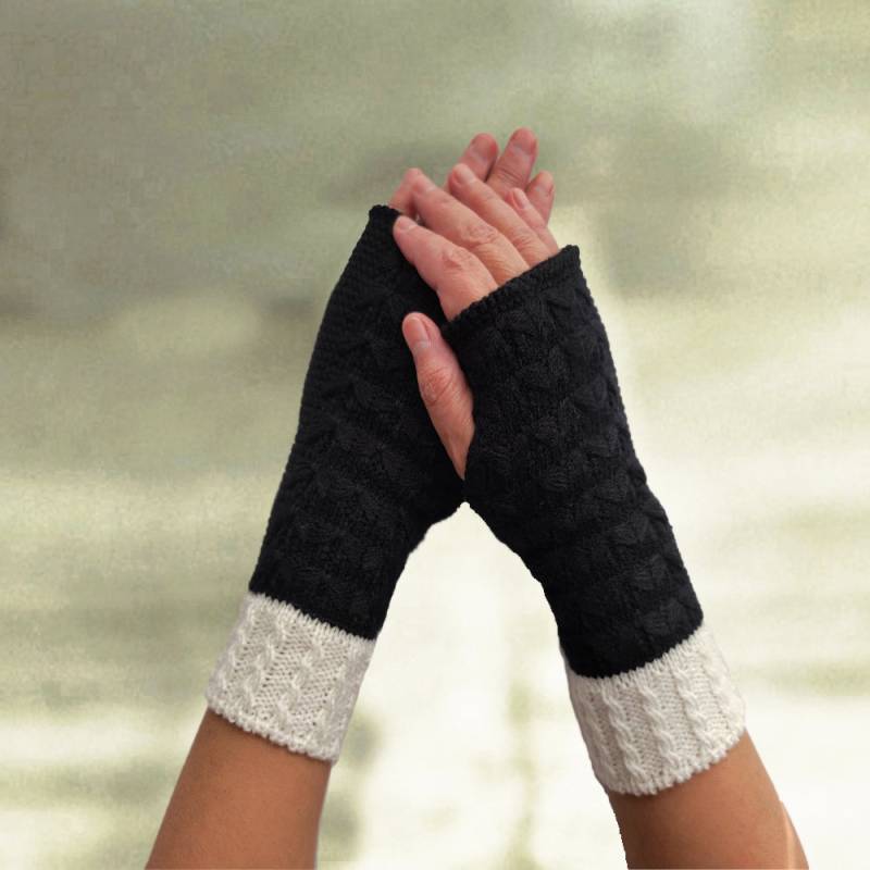 Schwarze Fingerlose Handschuhe Mit Zopfmuster Damen Armstulpen von LanaTrend