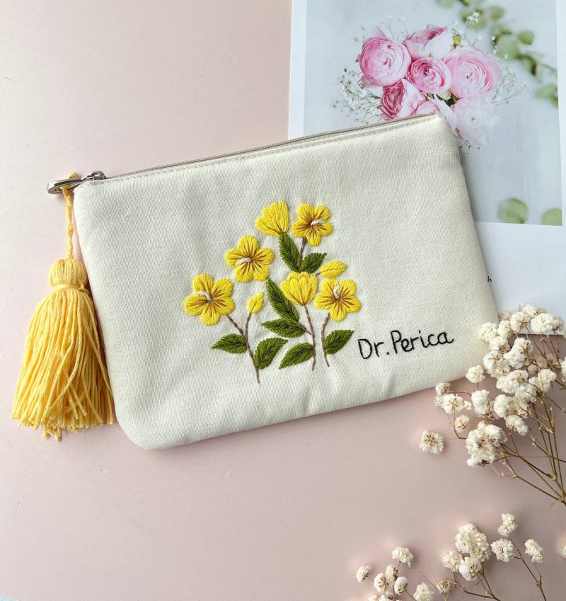 Gelbe Jessamine Blume Bestickter Beutel, Personalisierte Leinenbrieftasche, Handgemachte Make-Up-Tasche, Brautjungfer Geschenk, Geldbörse von LanahomeCraft