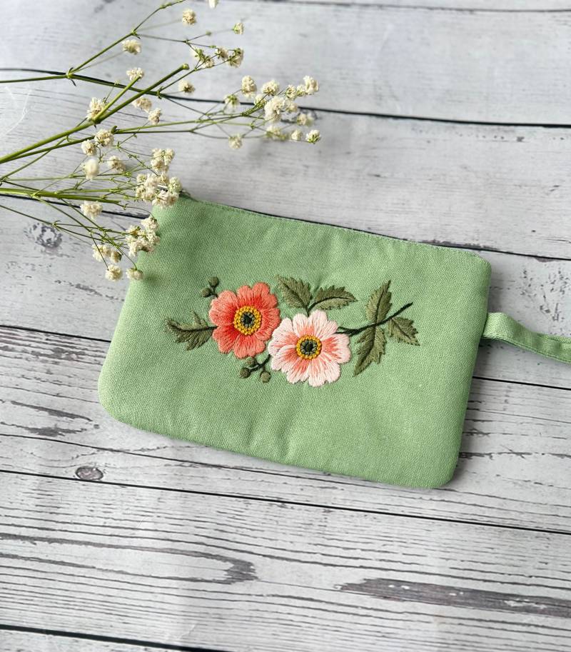 Personalisierte Hand Bestickt Blume Beutel, Leinen Geldbörse, Handgemachte Make-Up Tasche, Brautjungfer Geschenk, Stickerei Tasche von LanahomeCraft