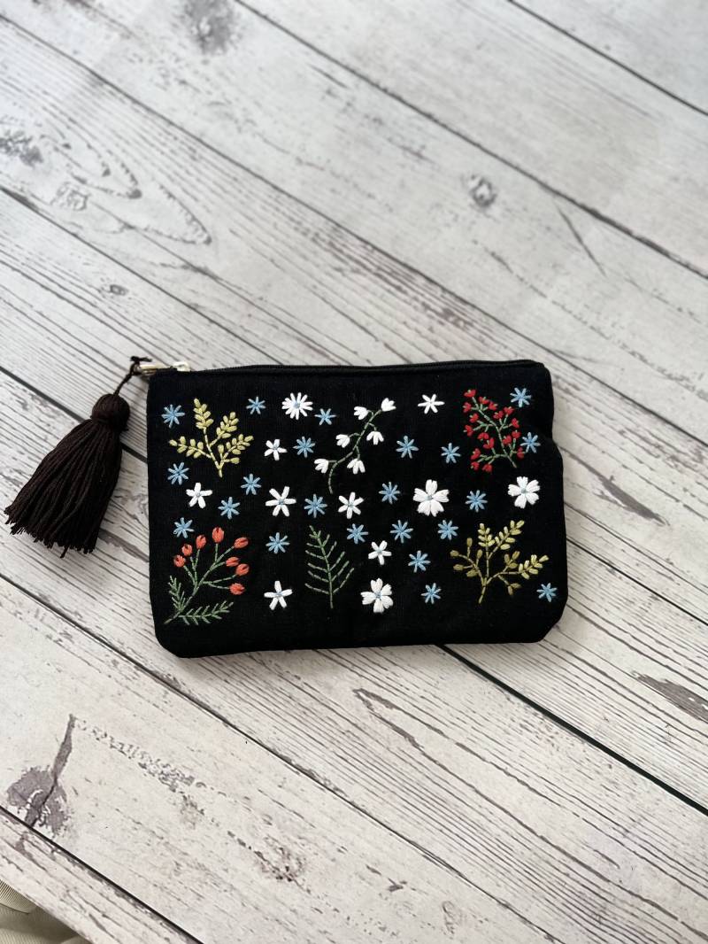 Personalisierte Hand Bestickt Wildblume Beutel, Schwarze Leinen Geldbörse, Handgemachte Make-Up Tasche, Brautjungfer Geschenk, Stickerei Tasche von LanahomeCraft