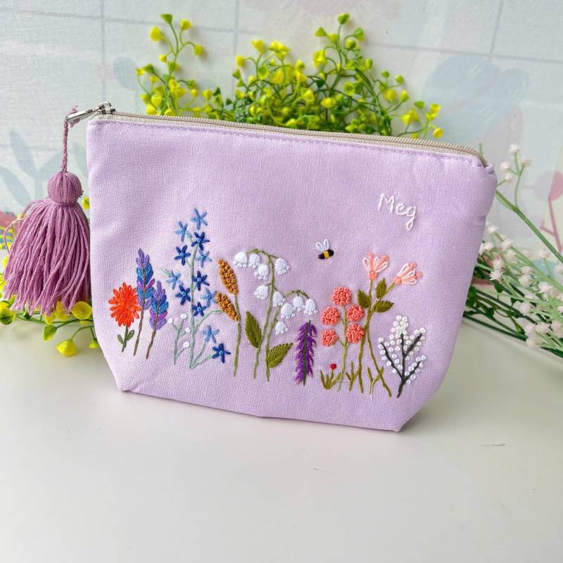 Personalisierte Hand Bestickte Kosmetiktasche, Blumen Beutel, Leinen Tasche, Handgemachte Make-Up Brautjungfer Geschenk, Geldbörse, Leinentasche von LanahomeCraft