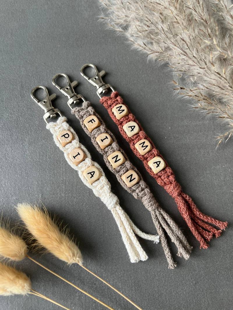 Auslaufmodell - Personalisierter Schlüsselanhänger Makramee Boho Hauskauf Weihnachten Muttertag Vatertag Gastgeschenk Hochzeit Jga Anhänger von LanasWollstuecke