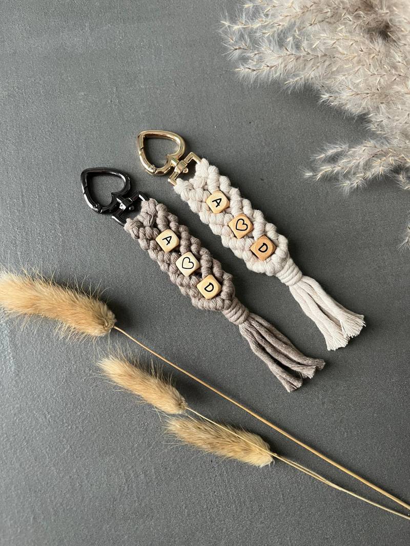 Auslaufmodell - Personalisierter Schlüsselanhänger Makramee Boho Hauskauf Weihnachten Muttertag Vatertag Gastgeschenk Hochzeit Jga Anhänger von LanasWollstuecke