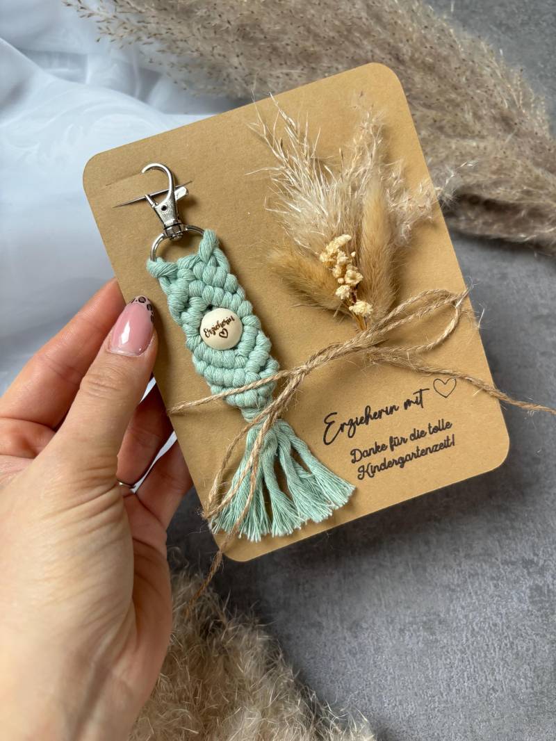 Beste Erzieherin - Mit Herz Personalisierter Schlüsselanhänger Kleinigkeit Boho Makramee Anhänger Geschenkset Geburtstagsgeschenk von LanasWollstuecke