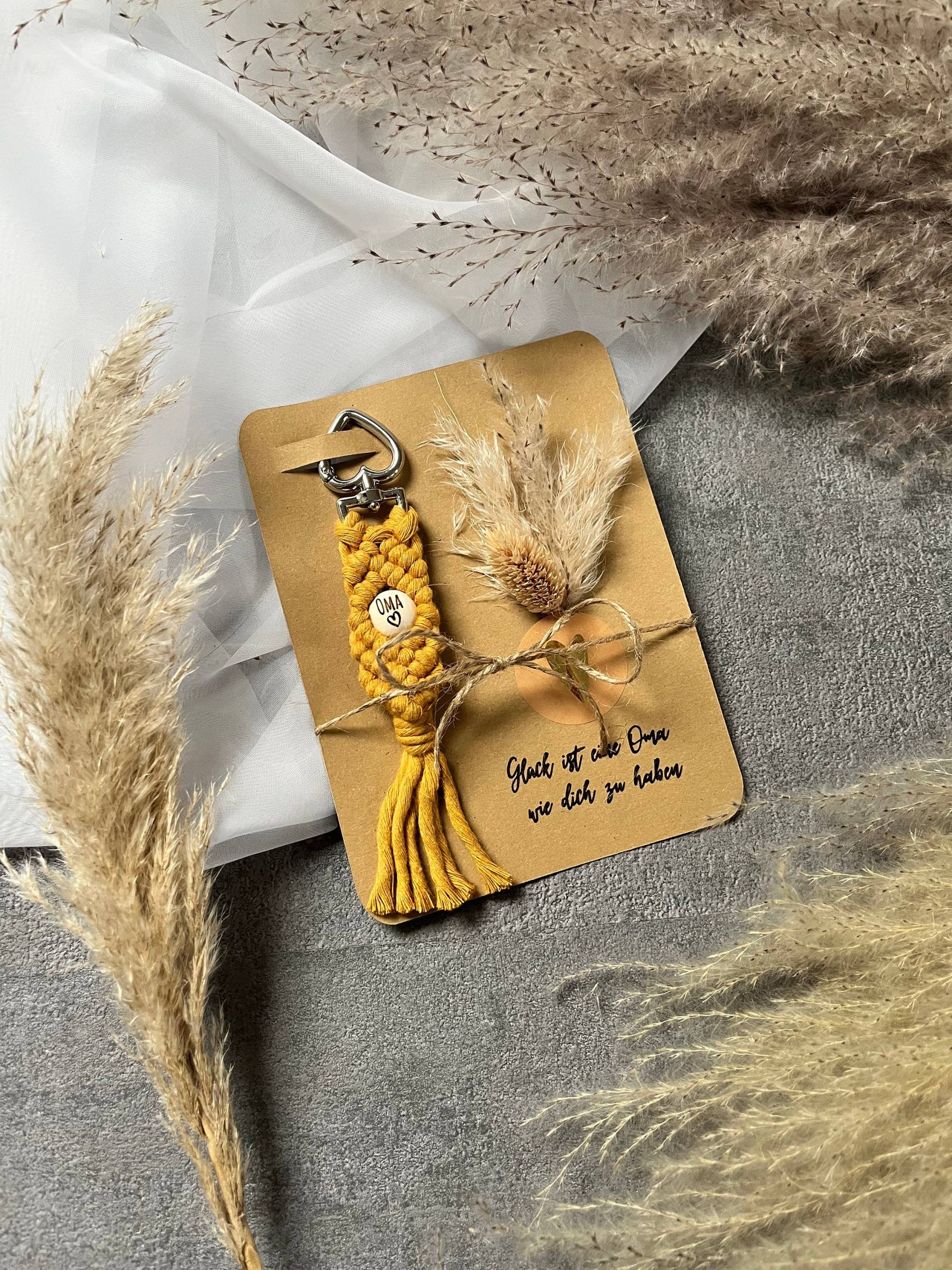 Beste Oma - Personalisierter Schlüsselanhänger Makramee Boho Anhänger Geschenk Geburtstagsgeschenk Muttertag von LanasWollstuecke