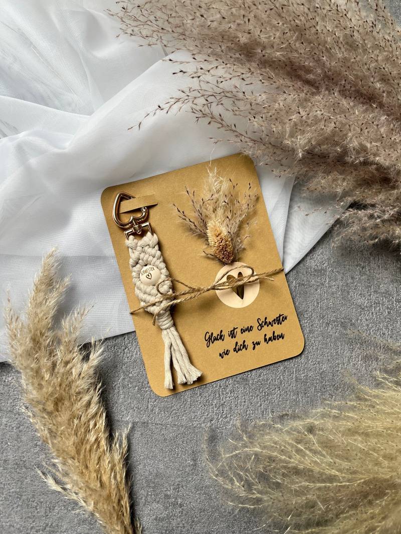 Beste Schwester X - Schwesterherz Personalisierter Schlüsselanhänger Makramee Boho Anhänger Geschenkset Geburtstagsgeschenk von LanasWollstuecke