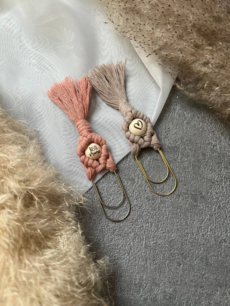 Personalisiertes Lesezeichen Makramee Boho Anhänger Geschenk Geburtstagsgeschenk - Muttertag Beste Mama von LanasWollstuecke