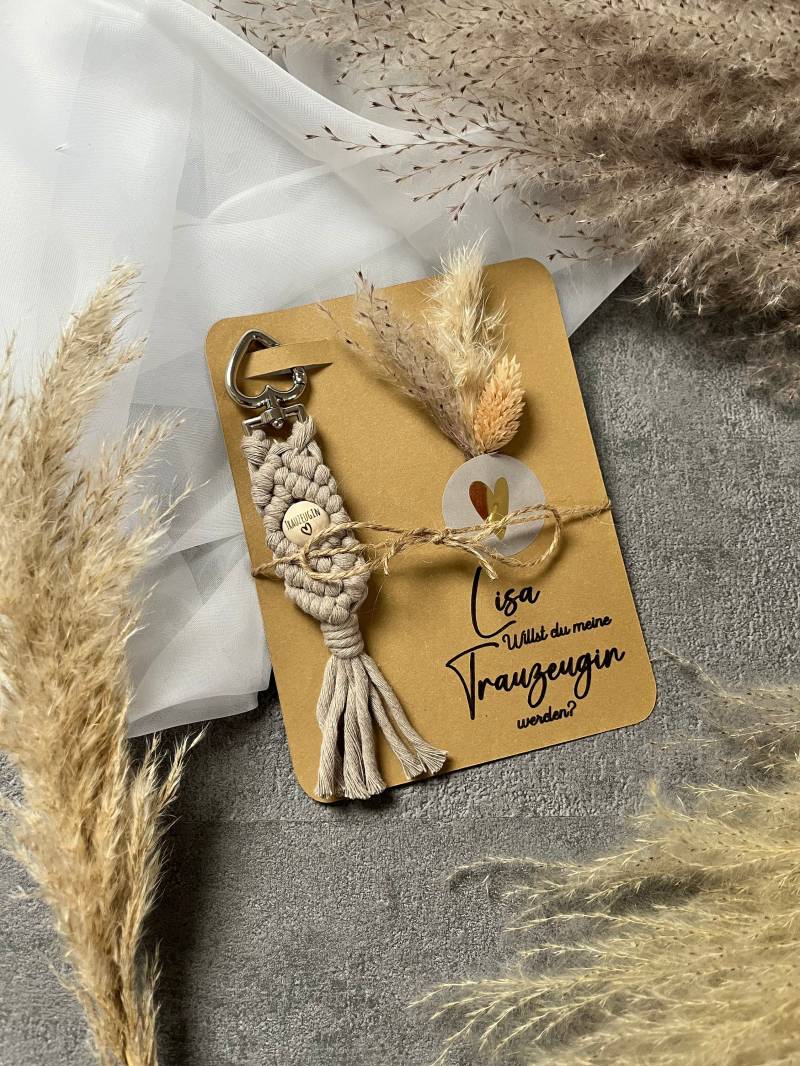 Trauzeugin Danke - Herz Personalisierter Schlüsselanhänger Makramee Boho Anhänger Geschenk Kleines Dankeschön von LanasWollstuecke