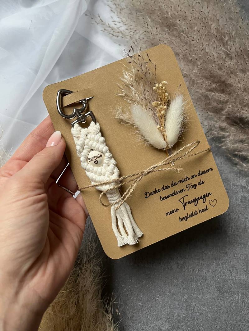 Trauzeugin Danke - Herz Personalisierter Schlüsselanhänger Makramee Boho Anhänger Geschenk Kleines Dankeschön von LanasWollstuecke