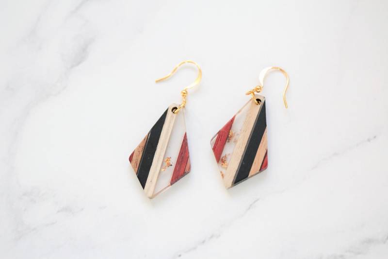 Boho Raute Harz Holz Ohrringe Herbst Hippie Holzohrringe, Minimalist Und Hypoallergen, Schlichter Eleganter Schmuck von LandOfJewellery