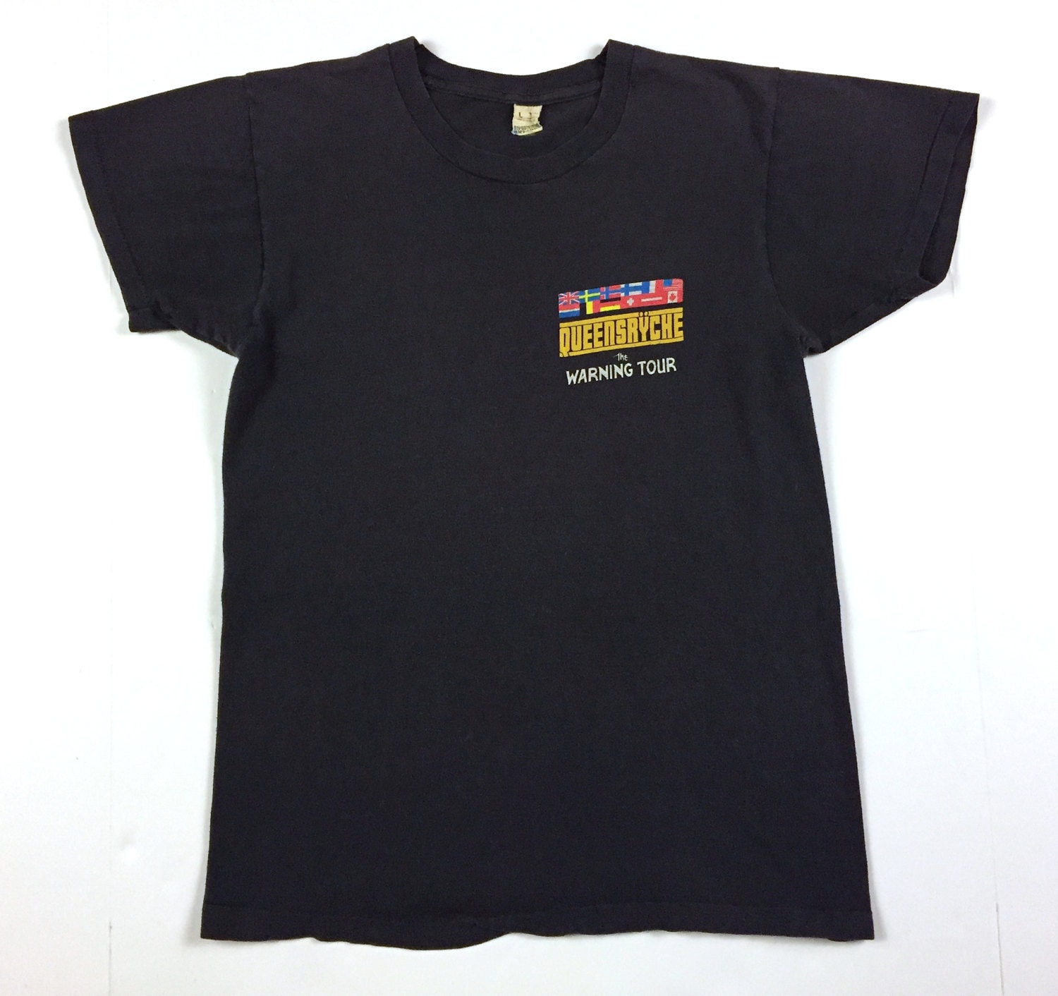 Vintage 80Er Jahre Queensryche The Warnung 1984 Konzert Shirt Internationale Flagge Version Vintage 80Er Jahre Queensryche The Warnung 1984 Konzert Shirt Internationale Flagge Version von LandOfTheLoud