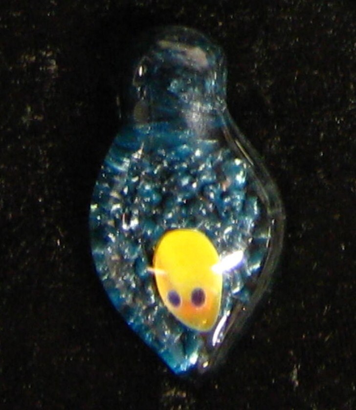 Glitzernden Alien Kopf Glasanhänger Glitzernden Alien Kopf Glasanhänger von LandOfTheSkyGlass