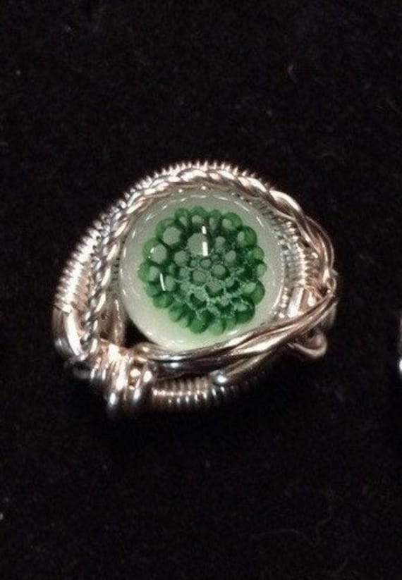 Wirewrap Ring Glow in The Dark Glaswabe Silber Größe 7 Wirewrap Ring Glow in The Dark Glaswabe Silber Größe 7 von LandOfTheSkyGlass