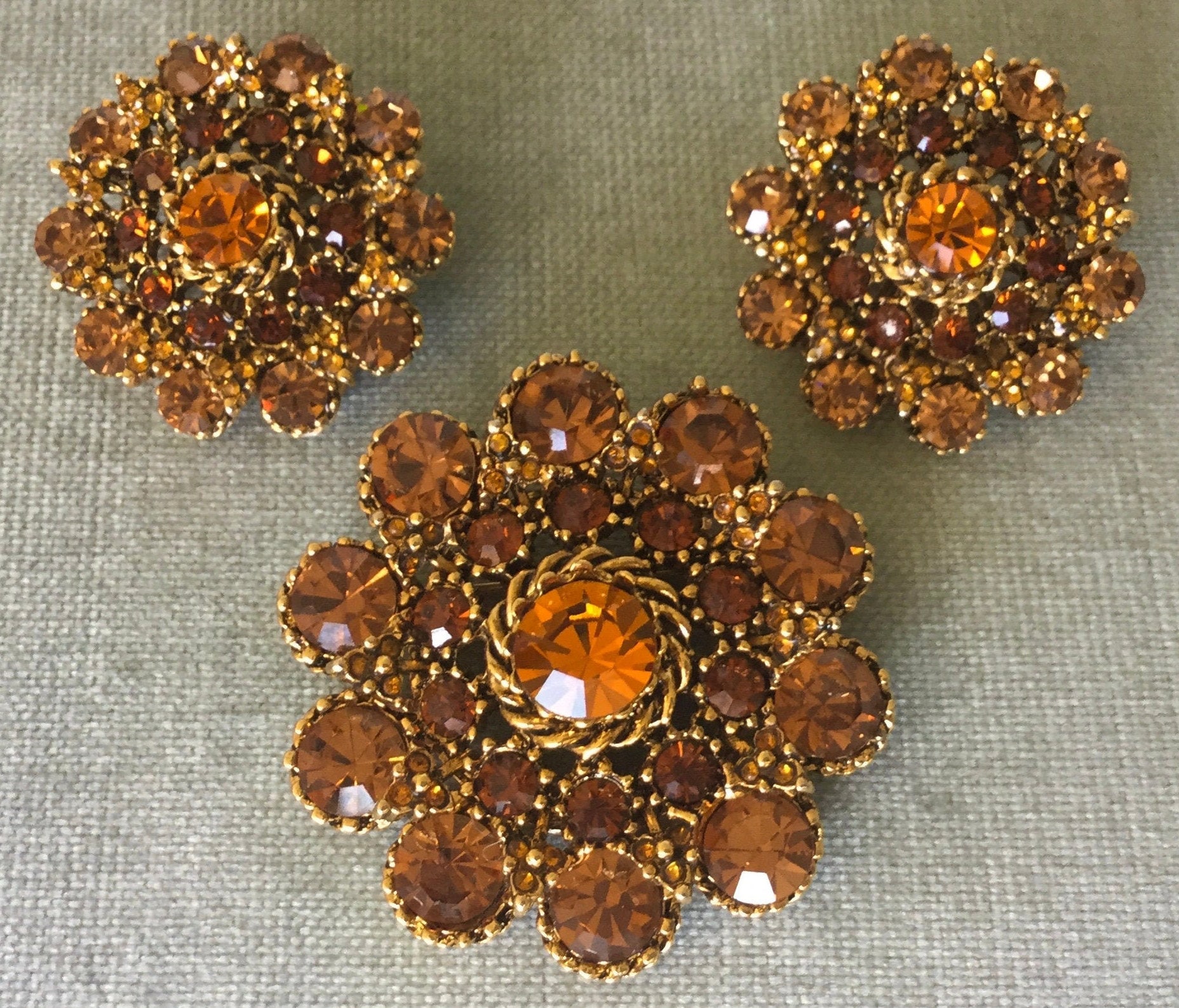 Fabelhaftes Craft Signierte Blume Rosette Topas Diamanté Kristall Große Brosche Pin Ohrringe Set Gold Metall Vintage Art Deco Designer Runway Couture Fabelhaftes Craft Signierte Blume Rosette Topas Diamanté Kristall Große Brosche Pin Ohrringe Set Gold Metall Vintage Art Deco Designer Runway Couture von LandOfVastDesires