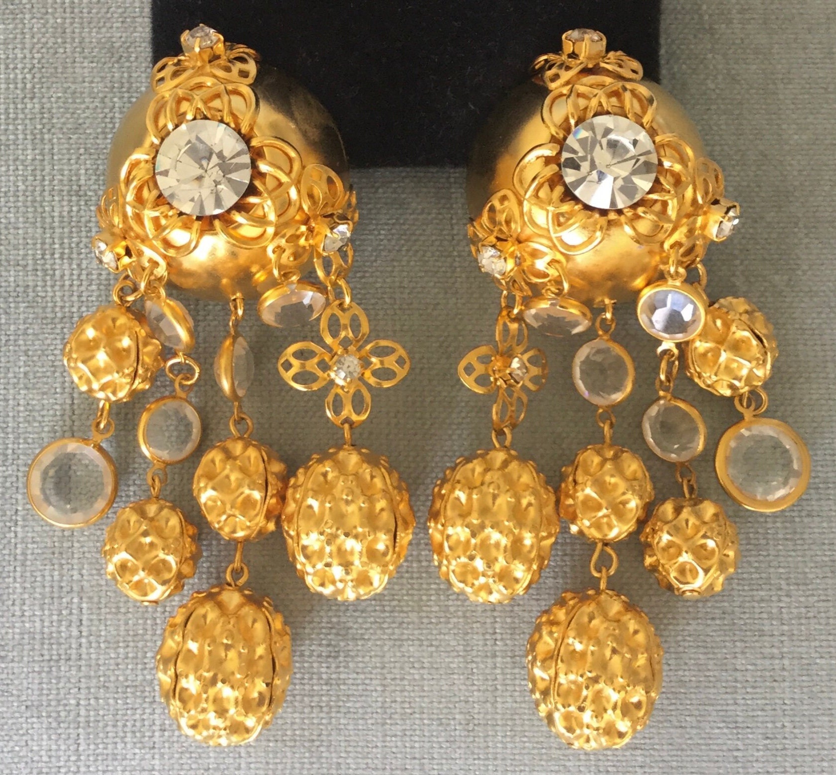 Massive 3 5/8 "Jrm Signierte Barock Cluster Chandelier Drop Dangle Ohrringe Kristalle Gold Vintage Designer Runway Couture Massive 3 5/8 "Jrm Signierte Barock Cluster Chandelier Drop Dangle Ohrringe Kristalle Gold Vintage Designer Runway Couture von LandOfVastDesires