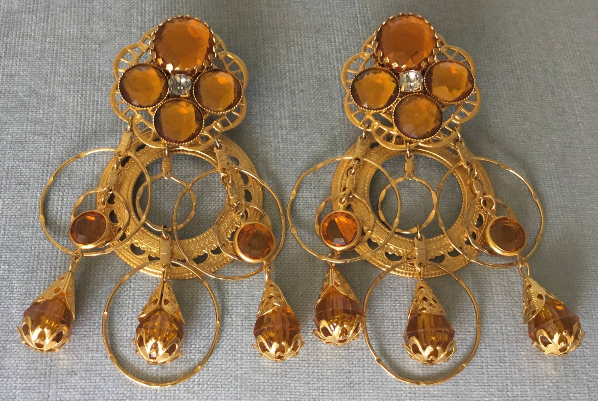 Massive 4 1/4 Zoll Jrm Signierte Topaz & Circles Cluster Charms Kronleuchter Tropfen Ohrhänger Kristalle Gold Metall Vintage Designer Runway Couture von LandOfVastDesires