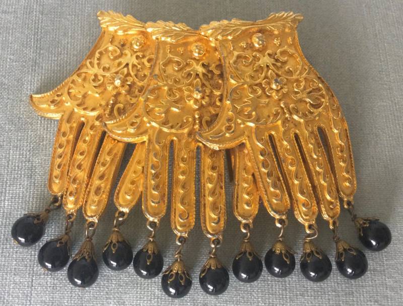 Massive Original By Robert Signierte Gloved Hands Schwarz Bead Charms Gürtelschnalle Gold Metall Vintage Designer Runway Couture Viktorian Statement von LandOfVastDesires