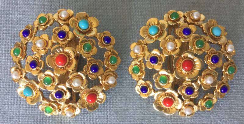 Wunderschöne Craft Signierte Moghul Multicolor Flower Perlen Cabochons Gewölbte Runde Riesige Ohrringe Gold-Metall-Weinlese-Designer Runway Couture von LandOfVastDesires