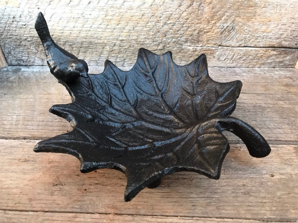 Ahorn Blatt Schmuck Gericht Mit Einem Kleinen Vogel. Solide Und Robust Aus Gusseisen von LandandSeaHome