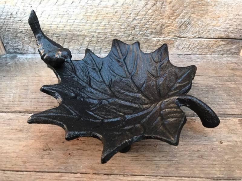 Ahorn Blatt Schmuck Gericht Mit Einem Kleinen Vogel. Solide Und Robust Aus Gusseisen von LandandSeaHome
