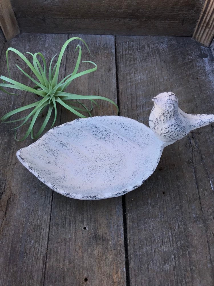 Schmuck-Tablett Mit Kleinen Vogel. Dieser Kleine Kerl Sitzt Auf Einem Blatt Warten Sie Zu Kommen Nach Hause Und Setzen Ihren Schmuck Oder Schlüssel von LandandSeaHome