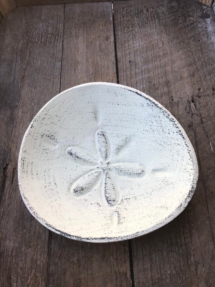 Weißer Sand-Dollar-Ringschale Für Ihr Küstenhaus. Dies Ist Eine Lustige Aufbewahrungslösung in Form Eines Sand-Dollar. in Cream Linen-Finish Gezeigt von LandandSeaHome