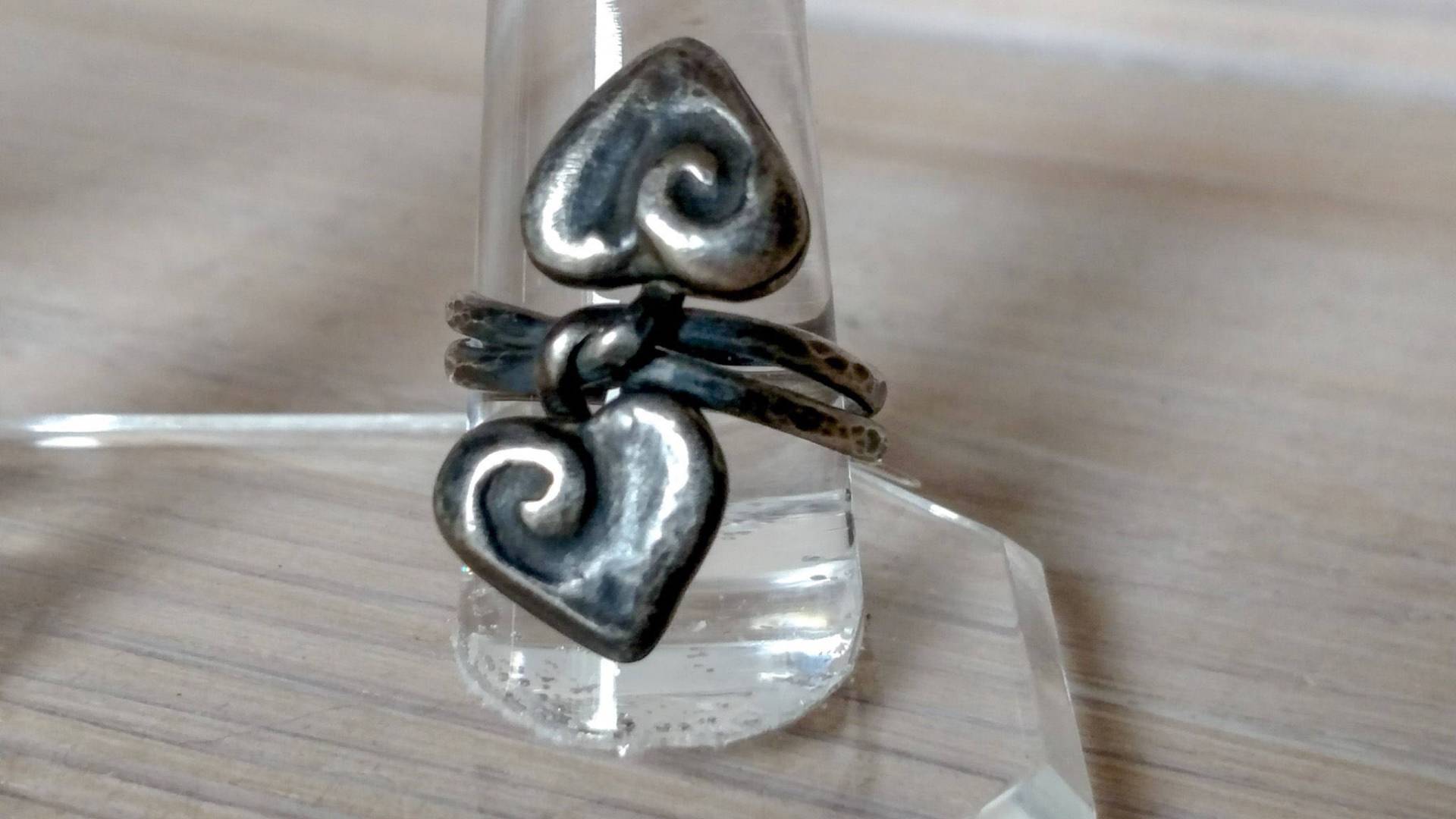 Gedrehter Sterling Silber Zwei Herzen Ring - Größe 9 1/4 Gedrehter Sterling Silber Zwei Herzen Ring - Größe 9 1/4 von LandandSeameetSky