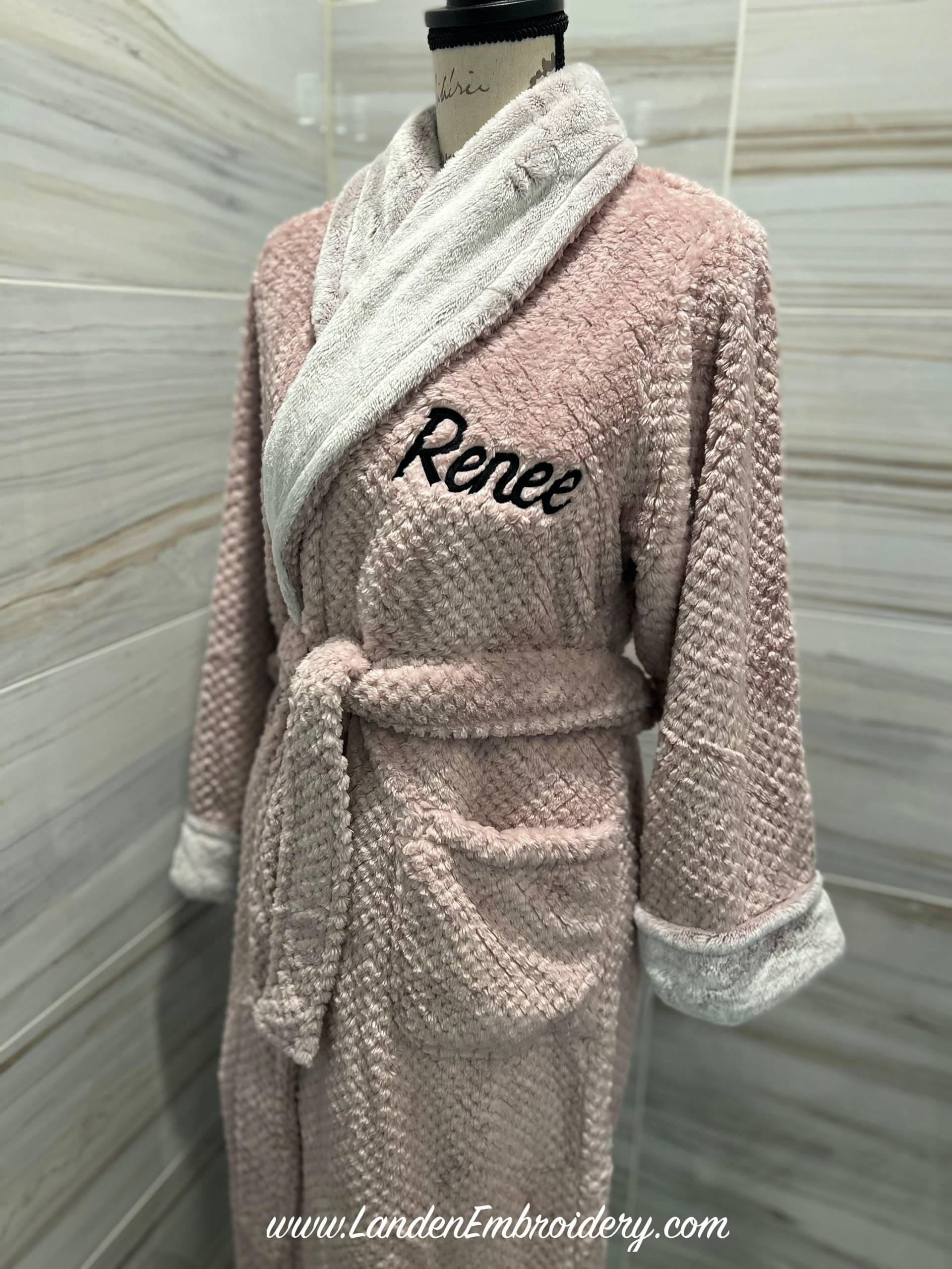 Rosa Strukturierte Plüsch Wickel Robe Personalisiert Mit Benutzerdefinierten Stickereien Rosa Strukturierte Plüsch Wickel Robe Personalisiert Mit Benutzerdefinierten Stickereien von LandenEmbroidery
