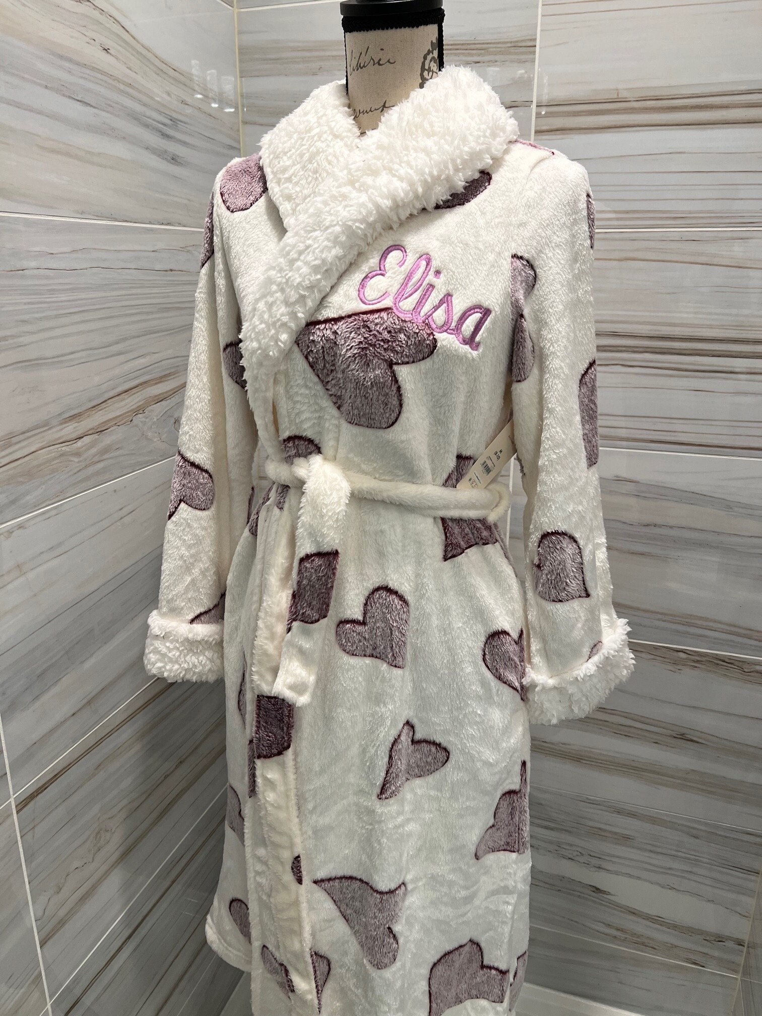 Winter Weiße Herzen Robe Mit Nerzkragen Benutzerdefinierten Stickereien Winter Weiße Herzen Robe Mit Nerzkragen Benutzerdefinierten Stickereien von LandenEmbroidery