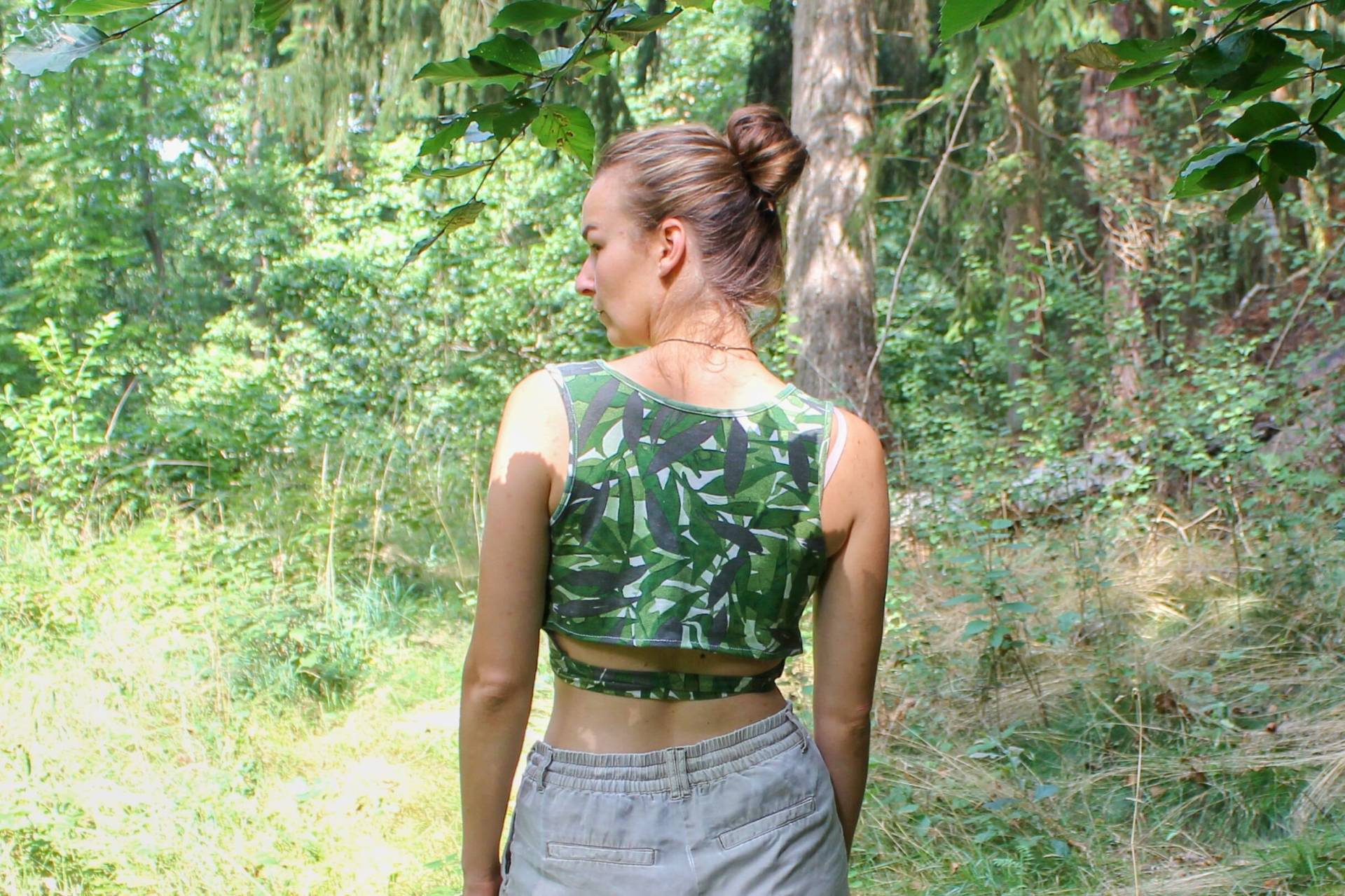 Nachhaltiges Recyceltes Top Mit Schnürung Und Coolem Blattmuster Nachhaltiges Recyceltes Top Mit Schnürung Und Coolem Blattmuster von Landjacke