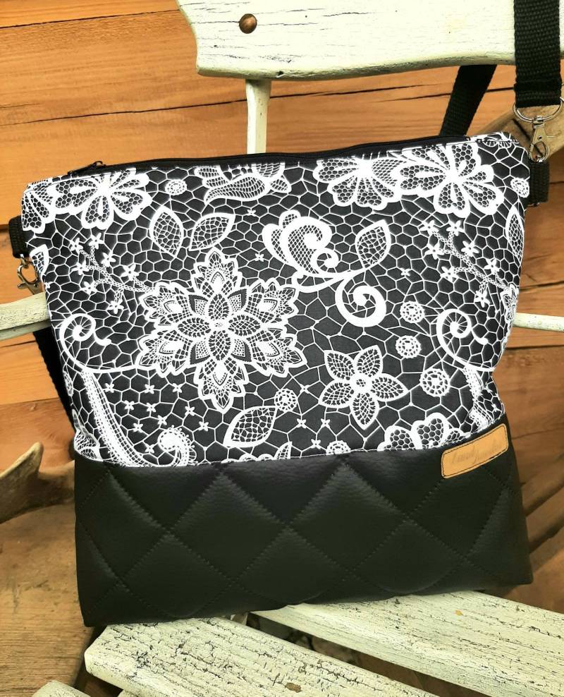 Ornamente Blumen Umhängetasche Schwarz Gesteppt von Landjuwel