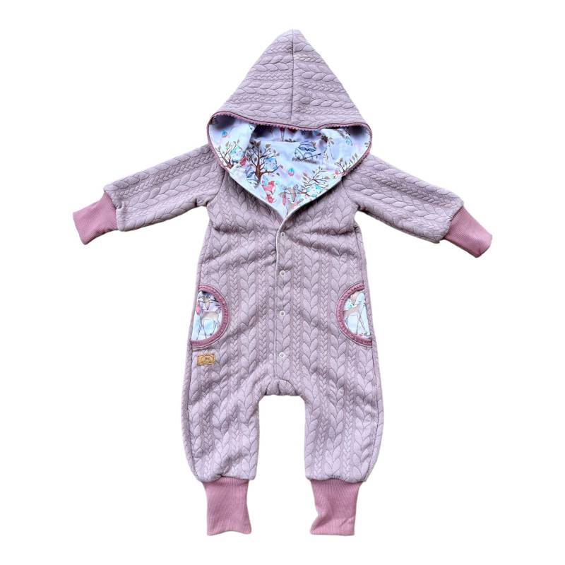 Overall Mit Zopfmuster Altrosa Boho Waldtiere Weiß Babygeschenk Jacke Taufe von Landjuwel